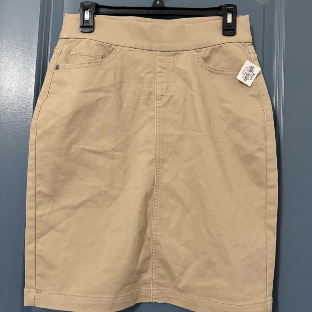 Liz Claiborne Tan Pencil Skirt with Sleek Design